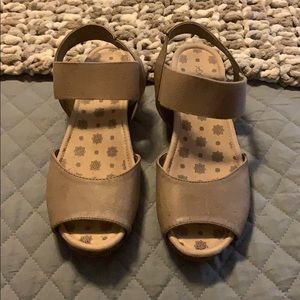 Axxiom size 10 wedges - tan